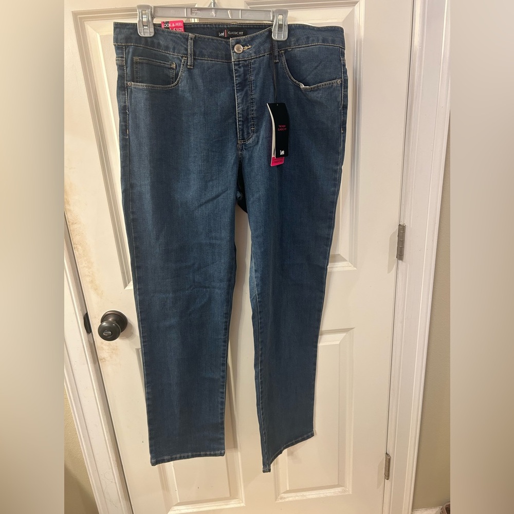 NWT Women’s Lee Classic Fit Blue Jeans Size 18 M